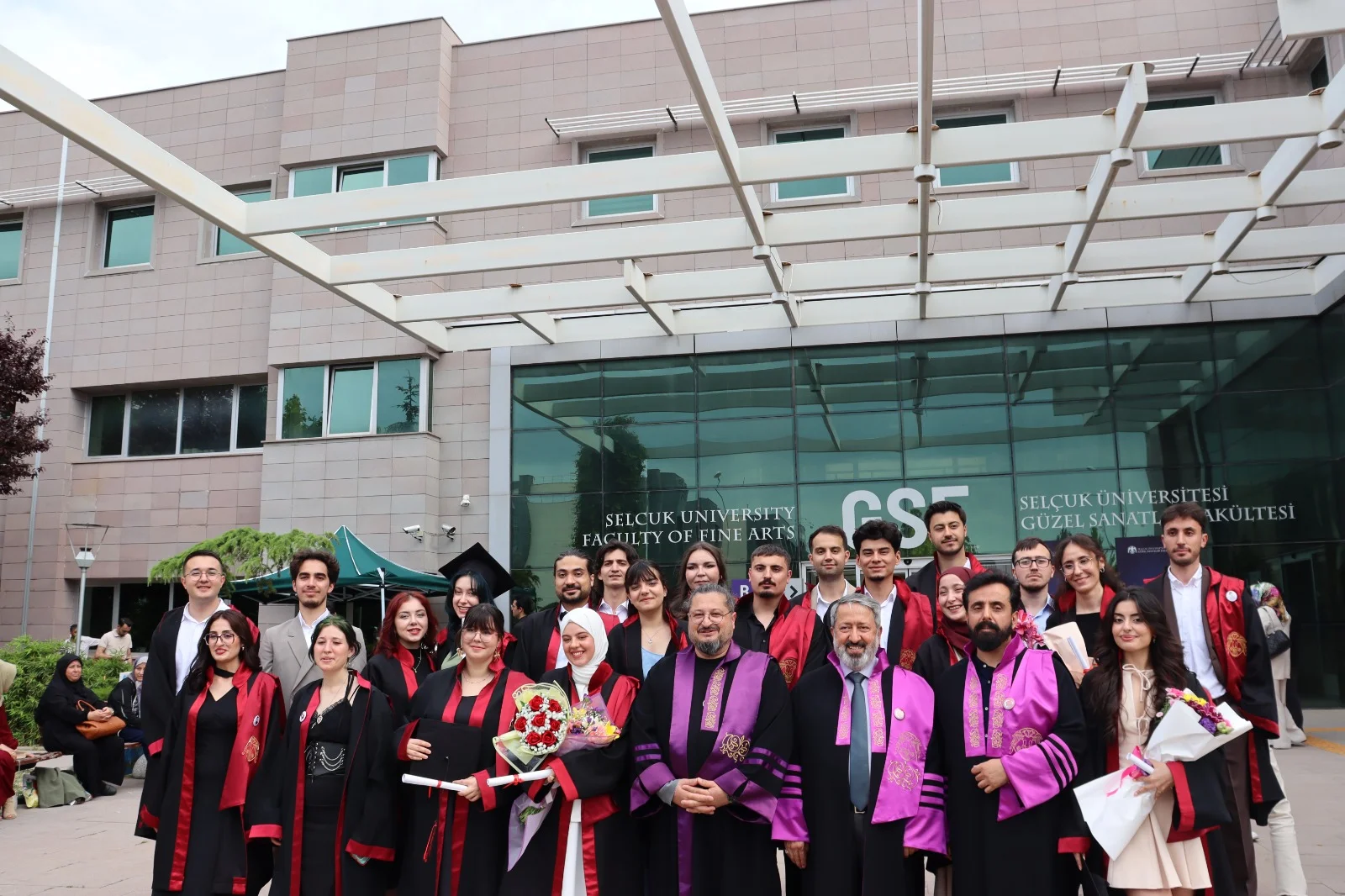Fakültemizde Mezuniyet Coşkusu ve Yıl Sonu Sergisi Heyecanı